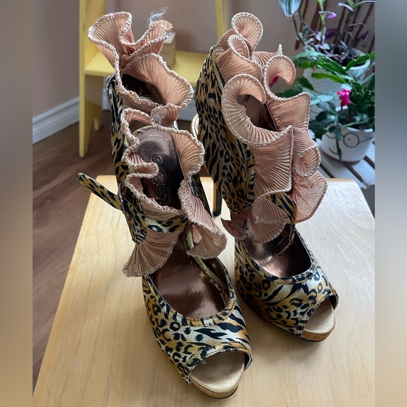 Wild Rose Leopard Print Peep Toe Heels with Ruffle Detail - Picture 3 of 13